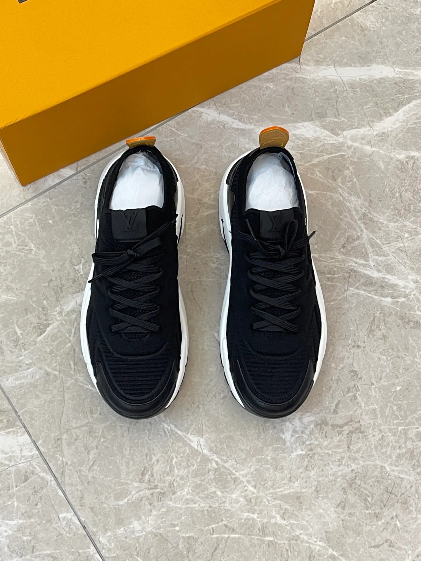 [L Home] Top P: 700💰 Size: 39-44 (customized at 38.45.46) LV Donkey Brand Louis Vuitton RUNNER TATIC new men's sneakers This LV Runner Tatic sneaker uses a whole piece of technical knitting to create an easy-to-take-off design, and then outlines the upper with cow leather trim. The LV logo on the side releases a dynamic atmosphere between the textures, the leather back strap is shaped like the handle fastener of the Louis Vuitton leather goods series, and the lightweight and wear-resistant two-tone rubber sole completes the whole. The toe and heel wrap details continue to provide comfortable fabric foot support, creating a stylish and stylish upper! Comes with full original packaging!